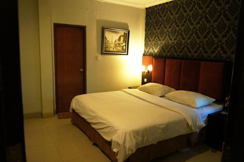 Feodora Airport Hotel Palembang Esterno foto